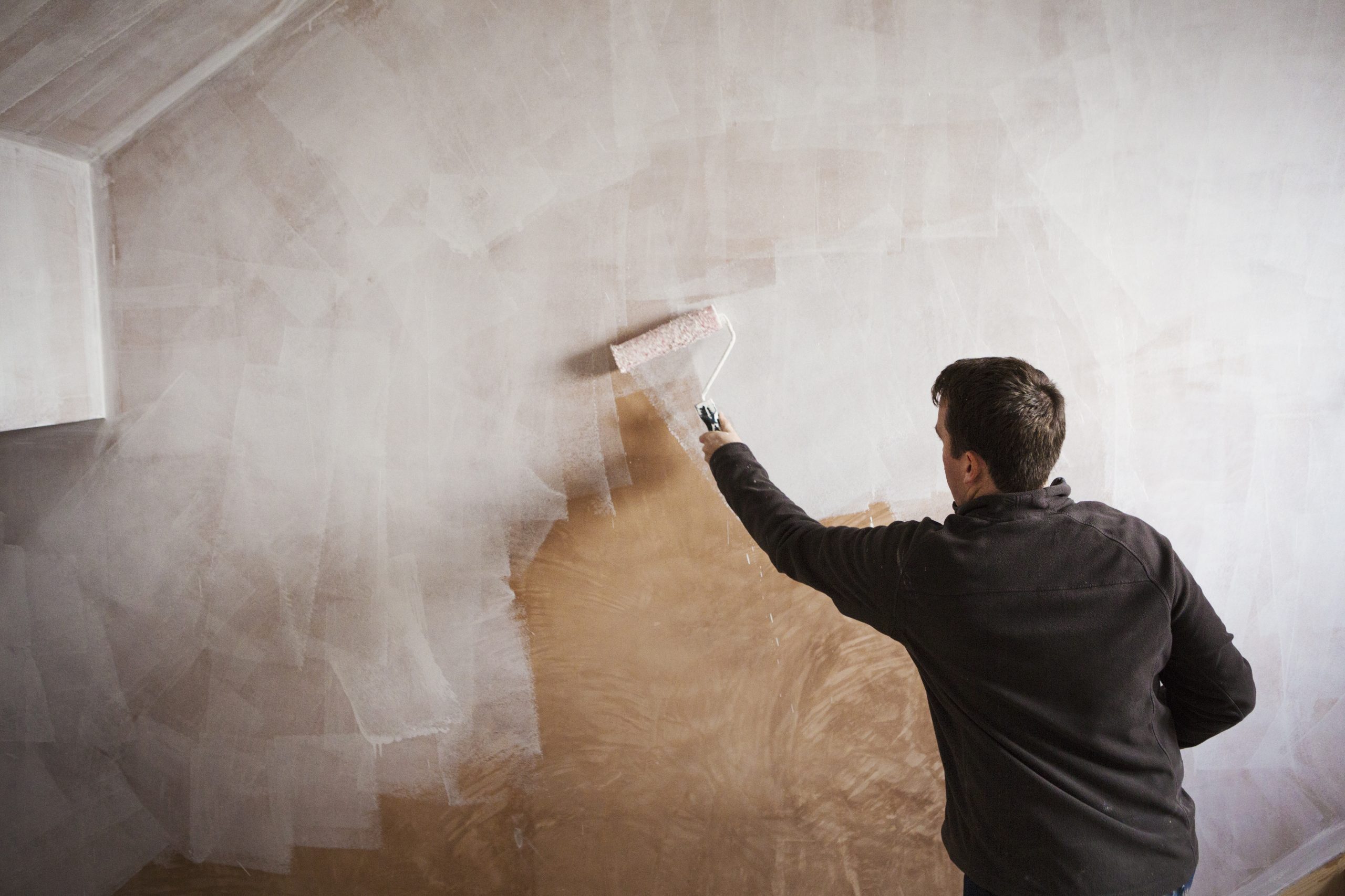 Creating a patterned plaster texture on an interior wall.