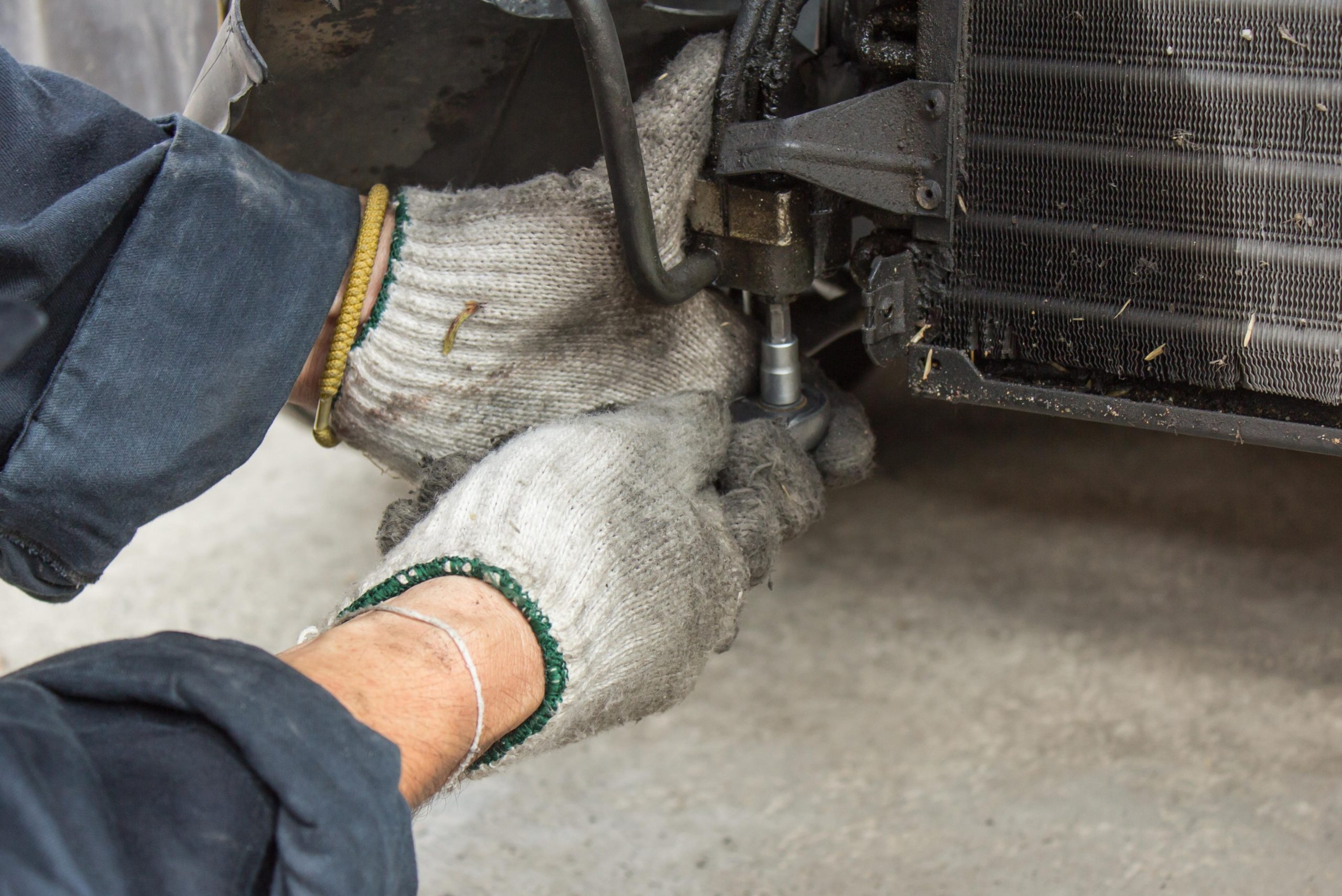 AC duct cleaning Abu Dhabi deep cleaning using industrial-grade vacuum and sanitization tools.