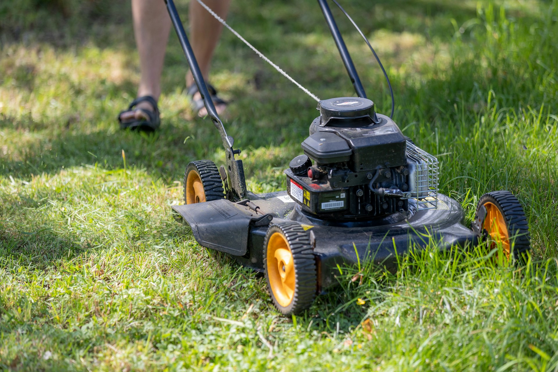 gardening-services-dubai-mowing-villa-lawn
