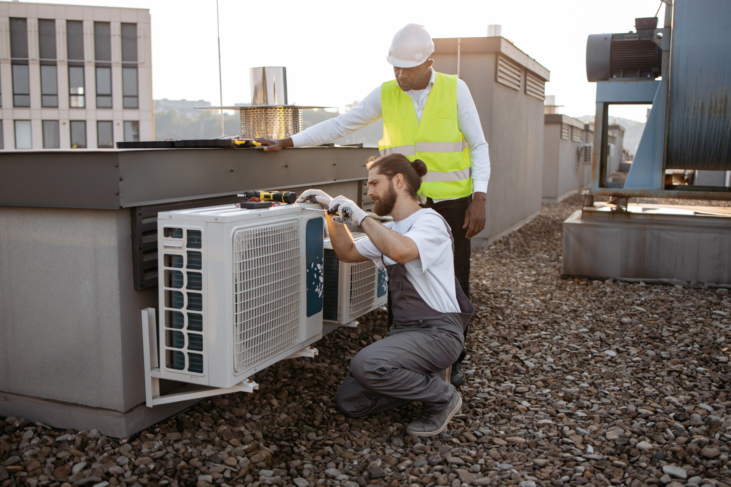 Professional AC maintenance UAE technician servicing rooftop AC unit.