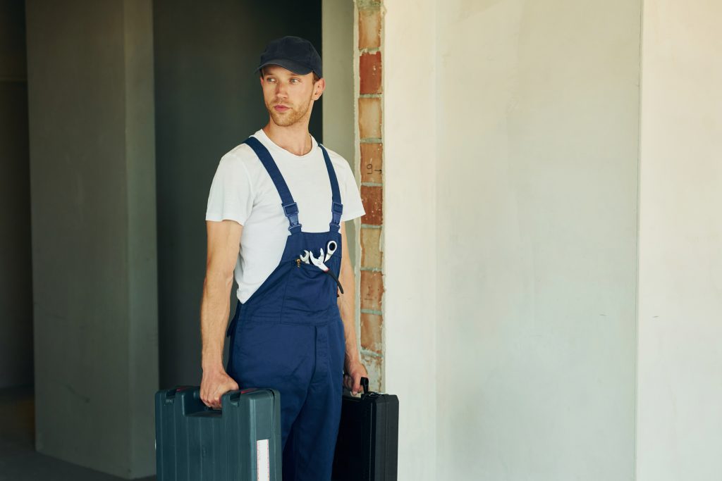 Air conditioner maintenance Sharjah near me - Affordable AC servicing Sharjah technician arriving at villa.